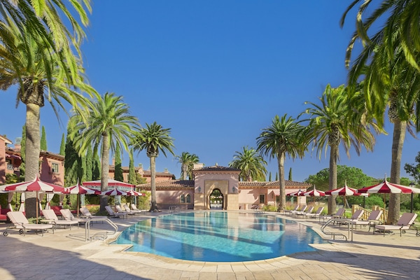 4 piscinas al aire libre, cabañas de piscina (de pago), sombrillas