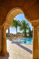 4 piscinas al aire libre, camas de piscina con cargo, sombrillas