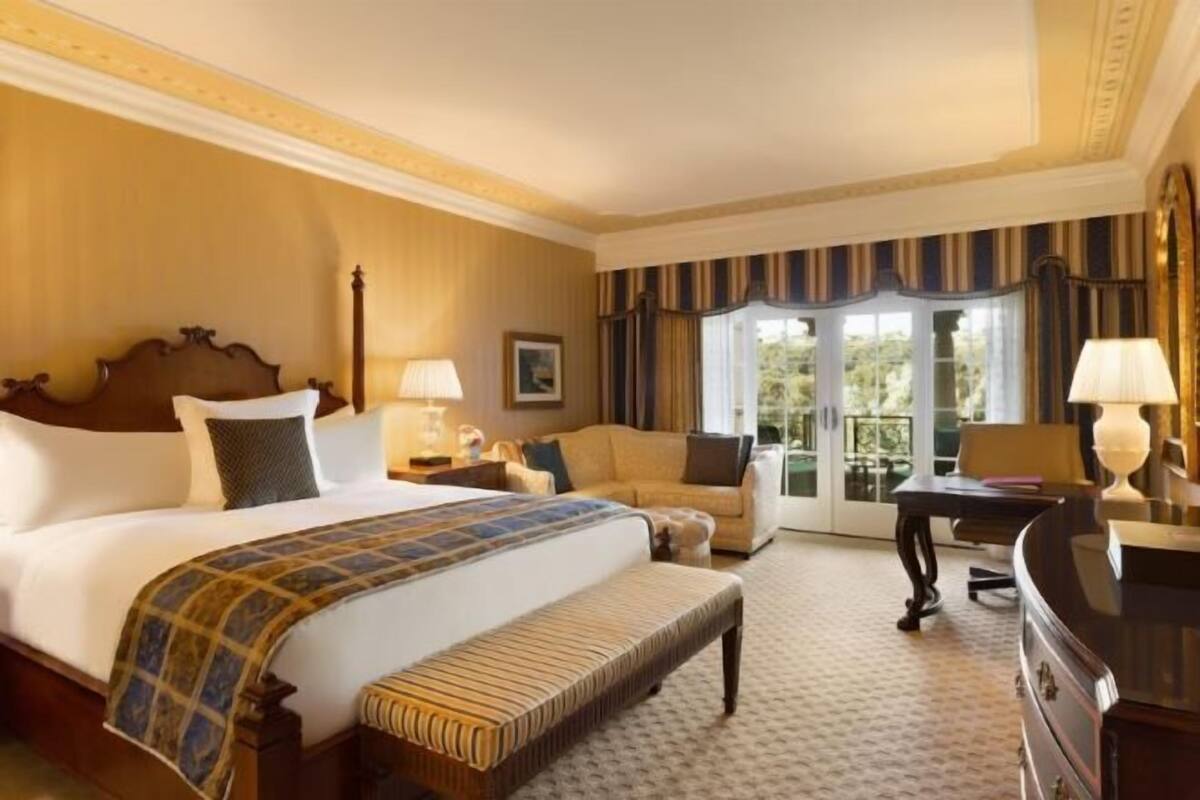 40-inch LCD TV with digital channels, Smart TV, table tennis