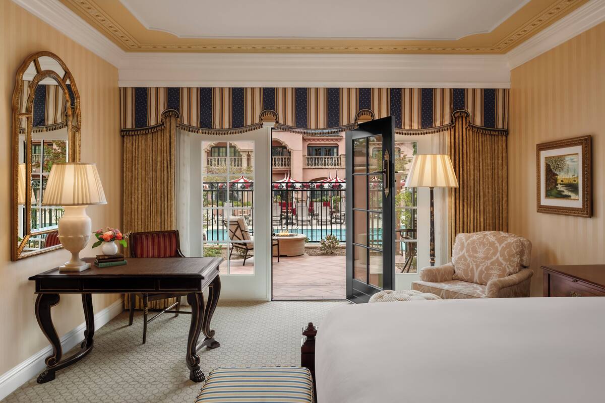 Signature Room, 1 King Bed, Poolside - 18 Years and Over Only | Premium bedding, minibar, in-room safe, desk