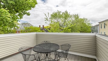 Suite, 1 cama King size y sofá cama, para no fumadores | Terraza o patio