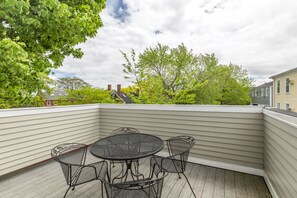 Suite, 1 très grand lit et 1 canapé-lit, non-fumeurs | Terrasse/Patio