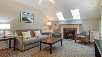 Suite, 1 King Bed with Sofa bed, Non Smoking | Individually decorated, individually furnished, iron/ironing board, WiFi