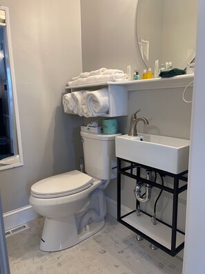 Chambre, 2 lits doubles, non-fumeurs | Salle de bain | Peignoirs, serviettes fournies