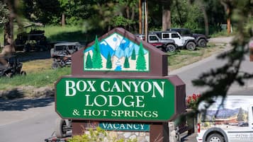 A sign for Box Canyon Lodge & Hot Springs with a 'No Vacancy' notice.
