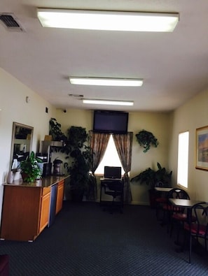 Lobby sitting area - Royal Inn Taylorsville (Taylorsville)