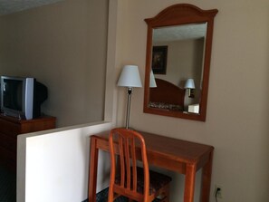 Escritorio y ropa de cama 