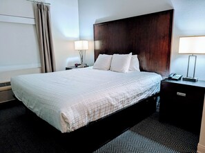 أغطية فراش متميزة وخزنة داخل الغرفة وبديكورات فريدة لكل غرفة