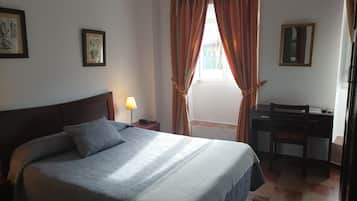 Deluxe kamer, 1 tweepersoonsbed, uitzicht op stad | Donzen dekbedden, een bureau, een laptopwerkplek, geluiddichte muren