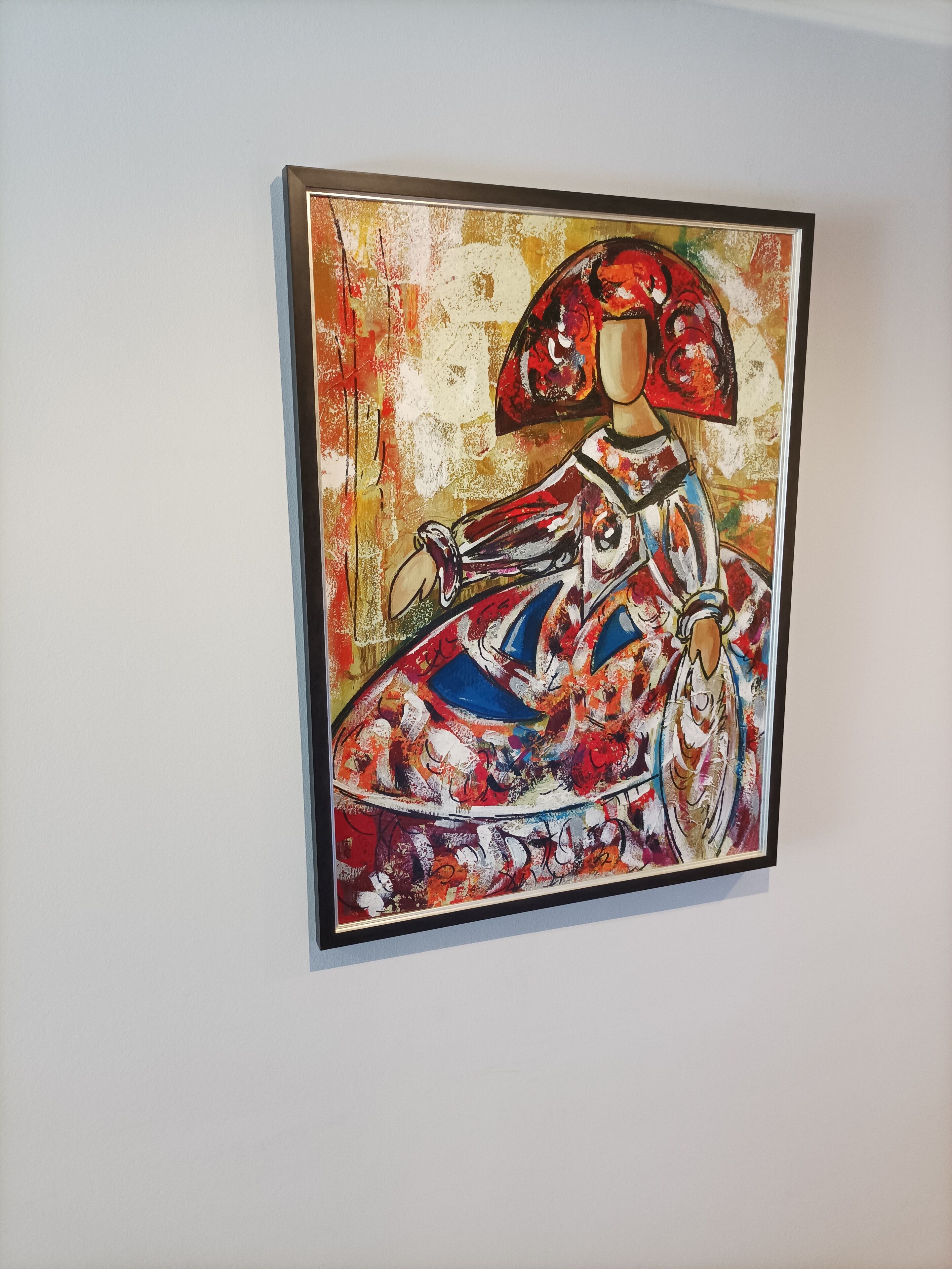 Un'opera d'arte incorniciata appesa al muro.