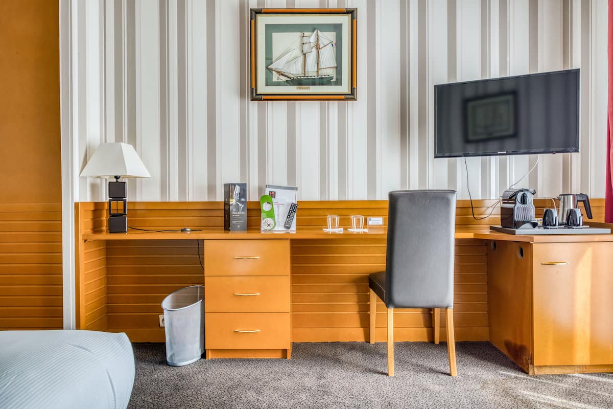 Minibar, caja de seguridad en la habitación y escritorio