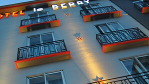 A hotel building with balconies and a sign that reads "Hotel 16 Berry." - Le Berry (Saint-Nazaire)