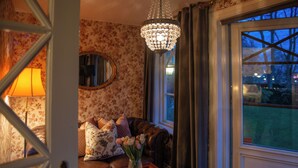 Junior Suite with Garden View | 다리미/다리미판, 무료 WiFi, 각각 다른 스타일의 인테리어, 침대 시트
