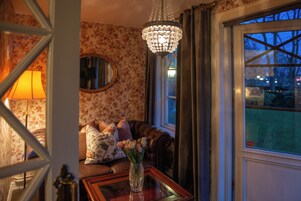 Junior Suite with Garden View | 特色装修、熨斗/熨板、免费 WiFi、床单