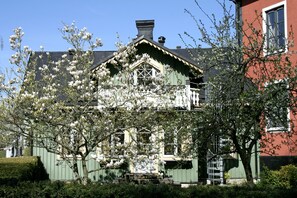 A green house with a balcony and a chimney. - Slottshotellet i Kalmar (Kalmar)