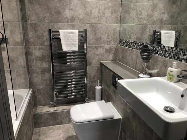 Bathroom | Shower, towels, soap, shampoo - THE BLAZING DONKEY COUNTRY HOTEL (Deal)