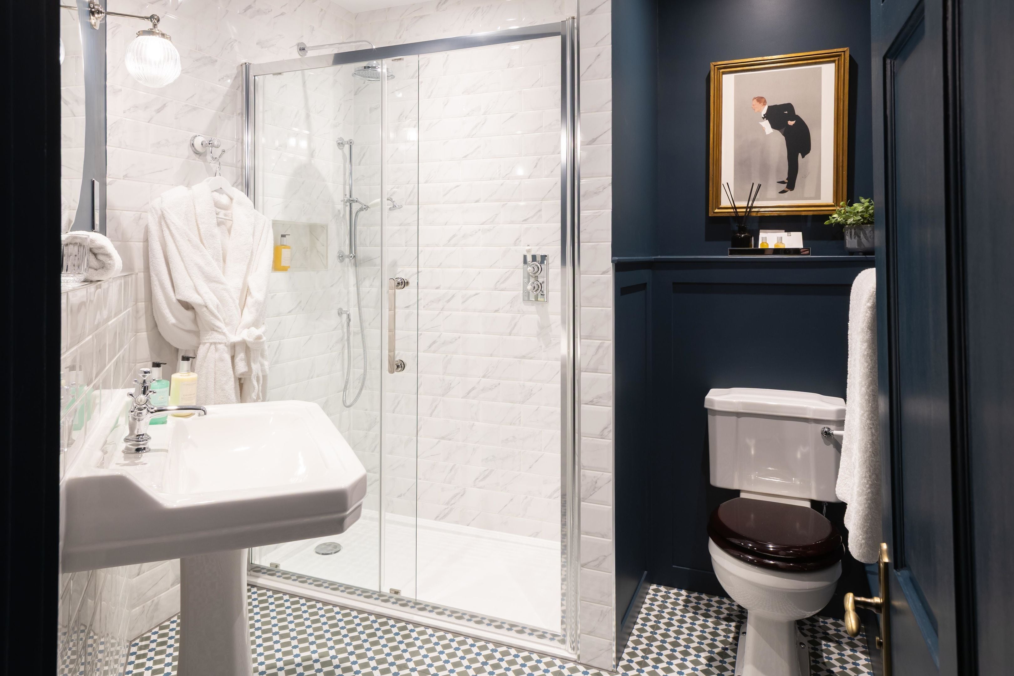 Une salle de bain moderne avec une douche à parois de verre, un lavabo blanc et des toilettes.