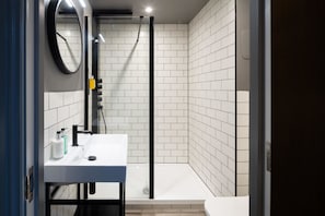 Designertoalettartikler, hårføner og håndklær