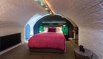 高级双人房 | 防过敏的被褥、特色装修、特色家居、办公桌