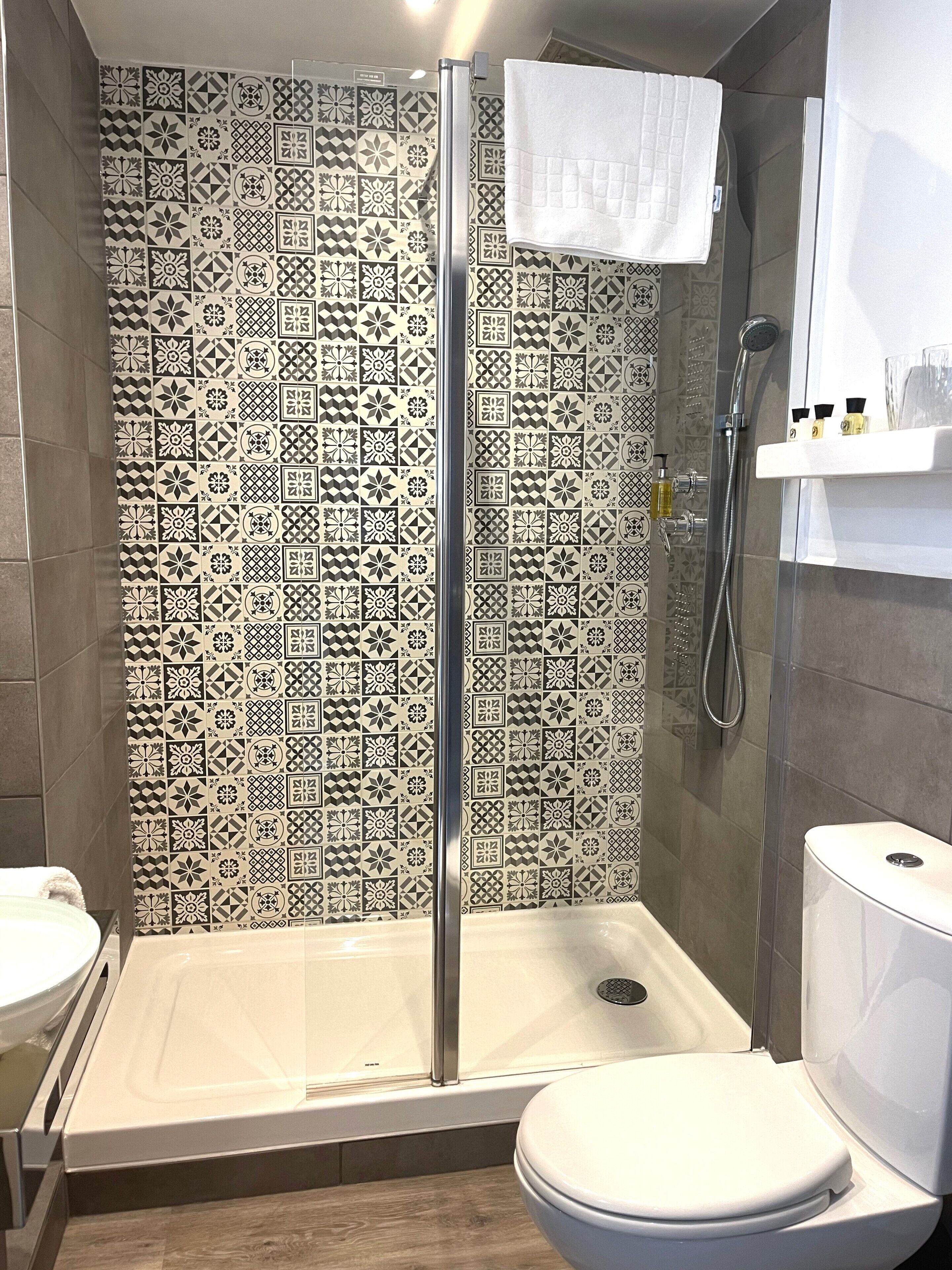 standard twin room | bathroom | designer toiletries, hair dryer, towels