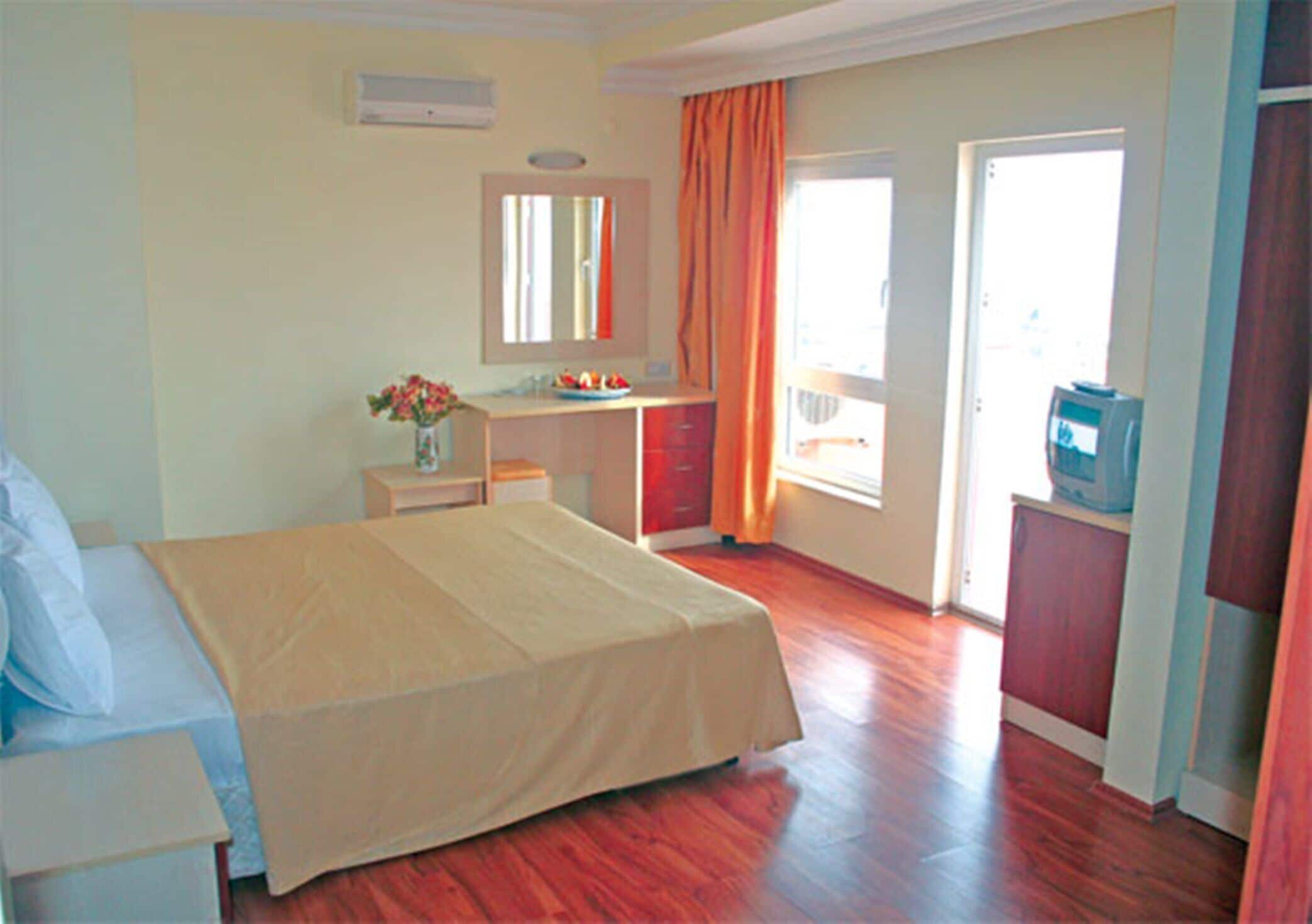 Ropa de cama de alta calidad, minibar y tabla de planchar con plancha 