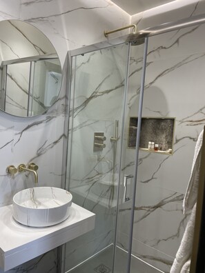 Superior Quadruple Room | Bathroom - Park Avenue Hotel (London)