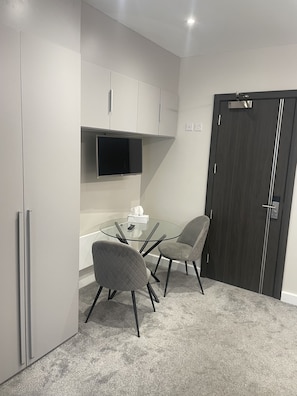 Habitación triple clásica | Área de sala de estar | Televisión de pantalla plana