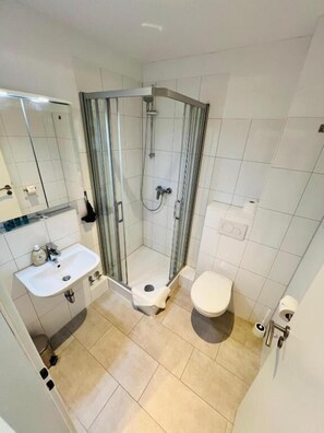 Shower, perlengkapan mandi gratis, pengering rambut, dan handuk