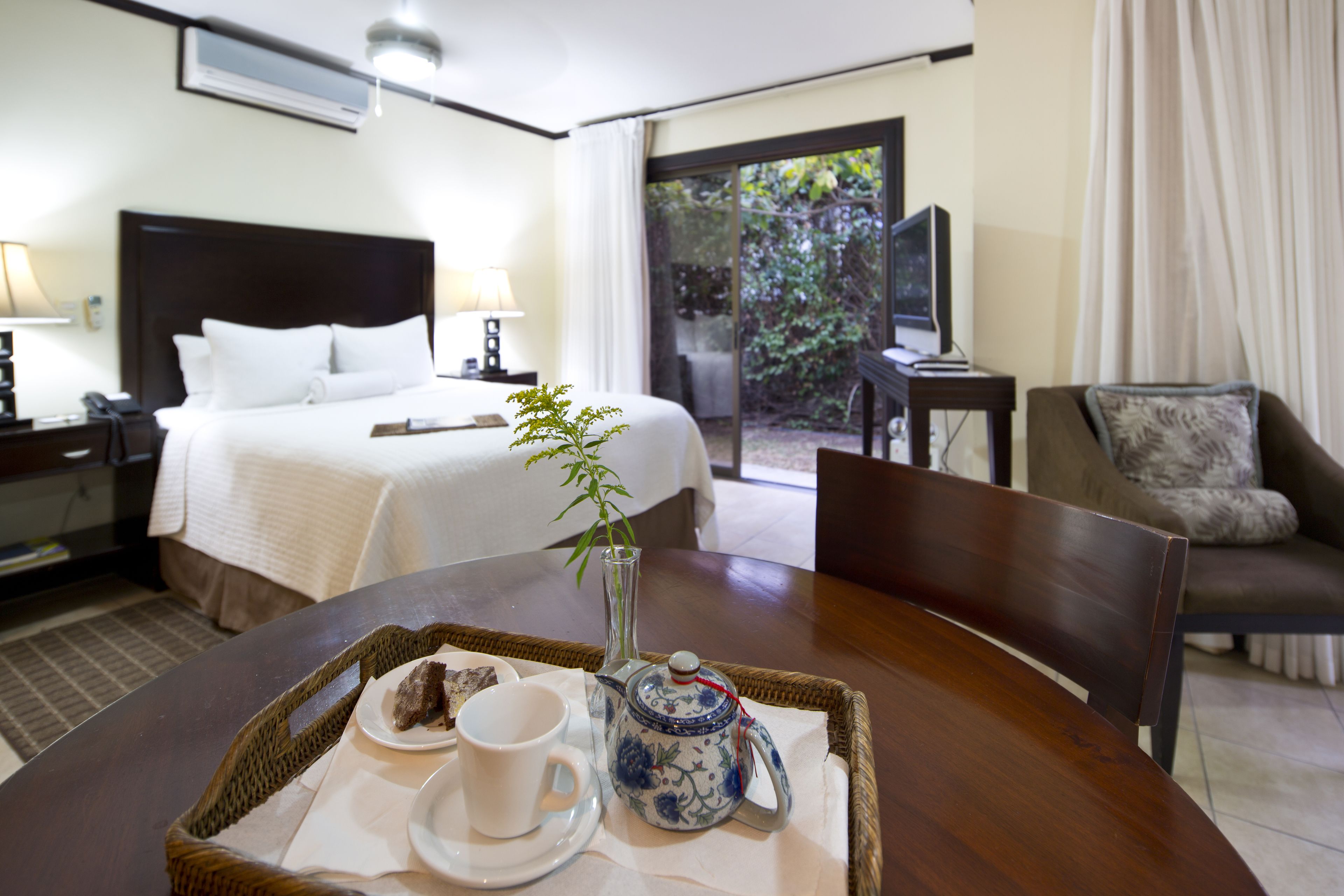 2 bedrooms, premium bedding, in-room safe, desk