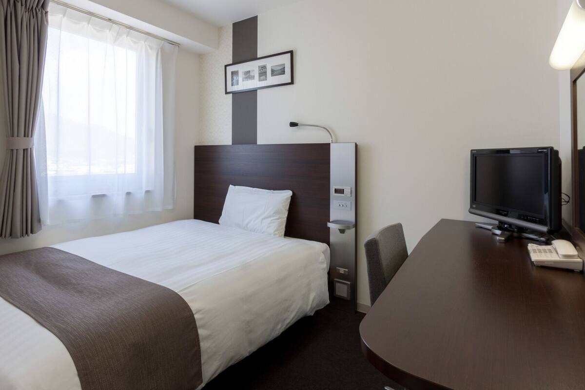Bureau, chambres insonorisées, fer et planche à repasser, Wi-Fi gratuit