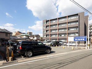 Self parking (JPY 1000 per night)