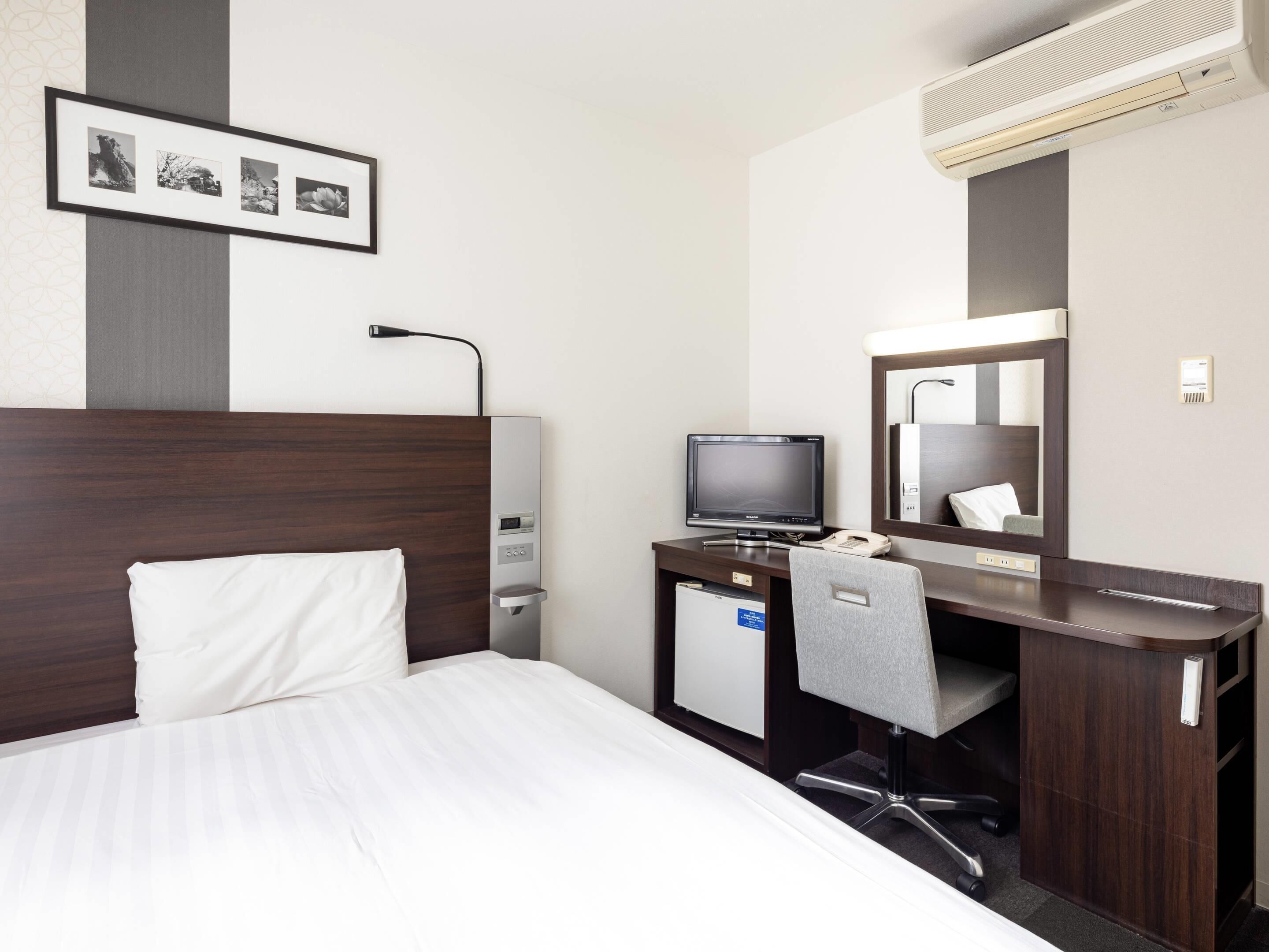 Standard Double Room, Non Smoking | Desk, soundproofing, iron/ironing board, free WiFi