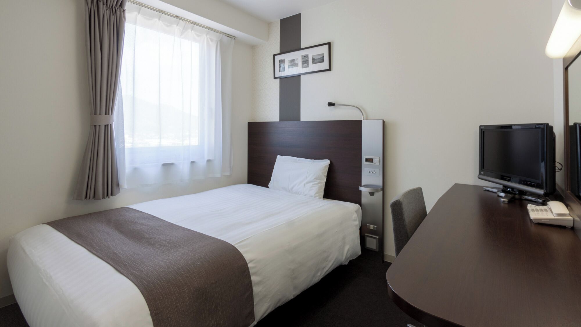 Desk, soundproofing, iron/ironing board, free WiFi