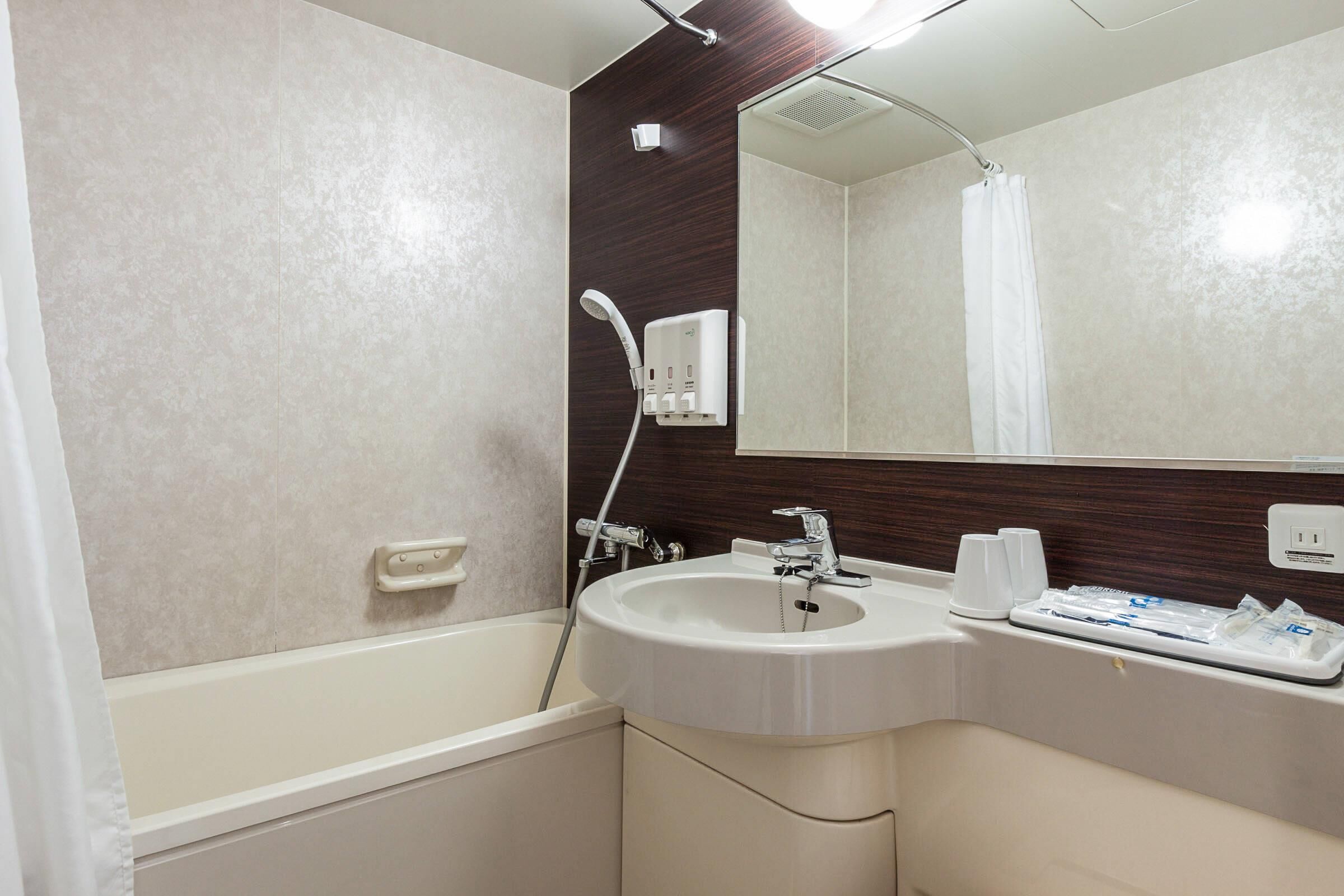Een bad/douchecombinatie, een diep bad, gratis toiletartikelen
