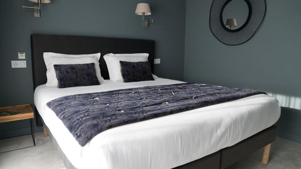1 bedroom, premium bedding, desk, iron/ironing board (on request)