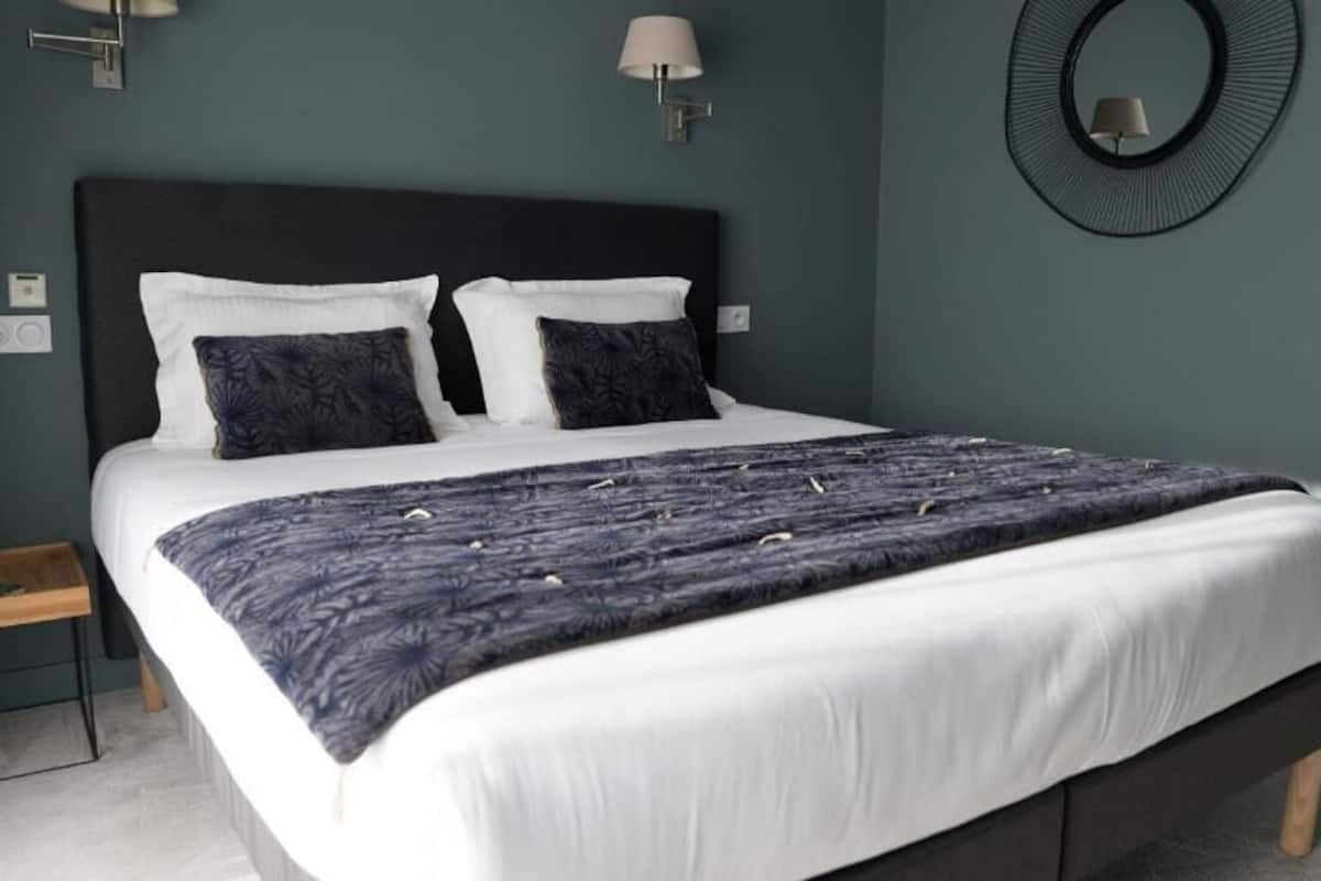 1 bedroom, premium bedding, desk, iron/ironing board (on request)