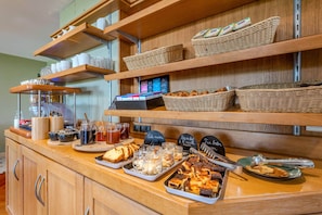 Petit déjeuner buffet (12 EUR par personne)