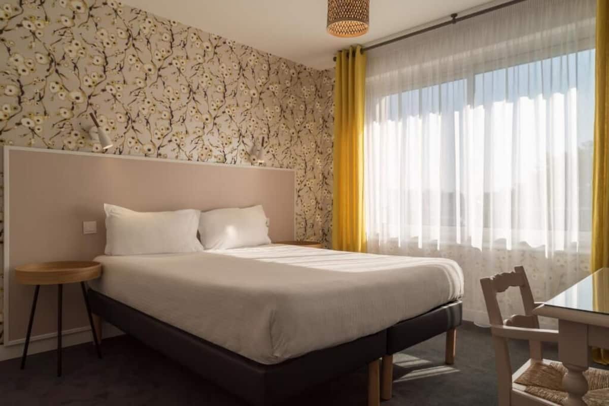 1 bedroom, premium bedding, desk, iron/ironing board (on request)