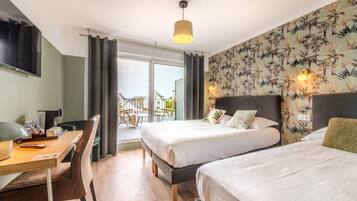 Habitació triple familiar | 1 dormitori, roba de llit d'alta qualitat i escriptori