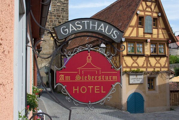 A hotel sign with "GASTHAUS" and "Am Siebersturm" indicating the name and location. - Hotel am Siebersturm (Rothenburg ob der Tauber)
