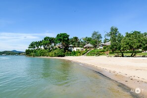 Private beach - Chandara Resort & Spa Phuket (Pa Klok)