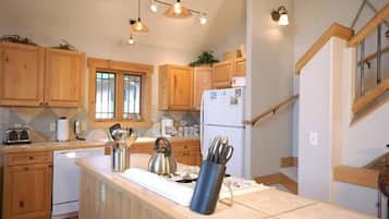 Townhome, Multiple Beds (Saddle Creek SC710) | Alarm clocks