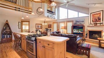 Townhome, Multiple Beds (Saddle Creek SC710) | Private kitchen | Fridge, microwave, coffee/tea maker