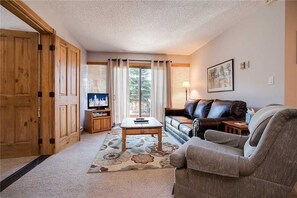 Deluxe Condo, 4 Bedrooms | Living area