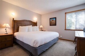 Deluxe Condo, 4 Bedrooms | Free WiFi, bed sheets, alarm clocks - Ridgecrest Condominiums by Pioneer Ridge Management (Steamboat Springs)