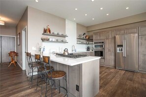 公寓式客房, 多张床 (Scandinavian Lodge and SL300) | 私人厨房 | 冰箱、微波炉、茶具/咖啡用具