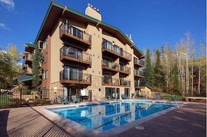 Outdoor pool, sun loungers - Scandinavian Lodge And Condominiums by Pioneer Ridge Mgmt (Steamboat Springs)