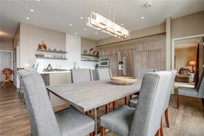 Condo, Multiple Beds (Scandinavian Lodge and SL300) | In-room dining