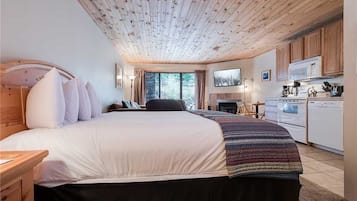 Studio, 1 Queen Bed with Sofa bed (Scandinavian Lodge and SL101 - Cozy S) | Free WiFi, alarm clocks