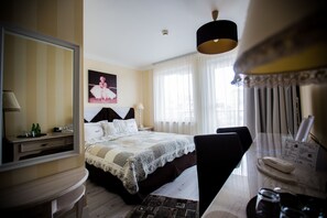 Egyptian cotton sheets, Select Comfort beds, desk, laptop workspace
